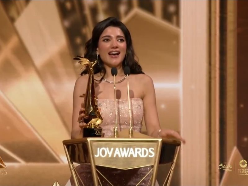 بكاء نارين بيوتي بعد فوزها بجائزة أفضل مؤثرة في Joy Awards 2025