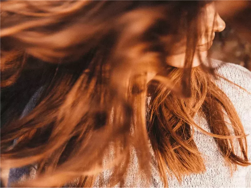 هل تعانين من الشعر الباهت في الشتاء؟.. إليك كيفية جعله لامعًا مرة أخرى