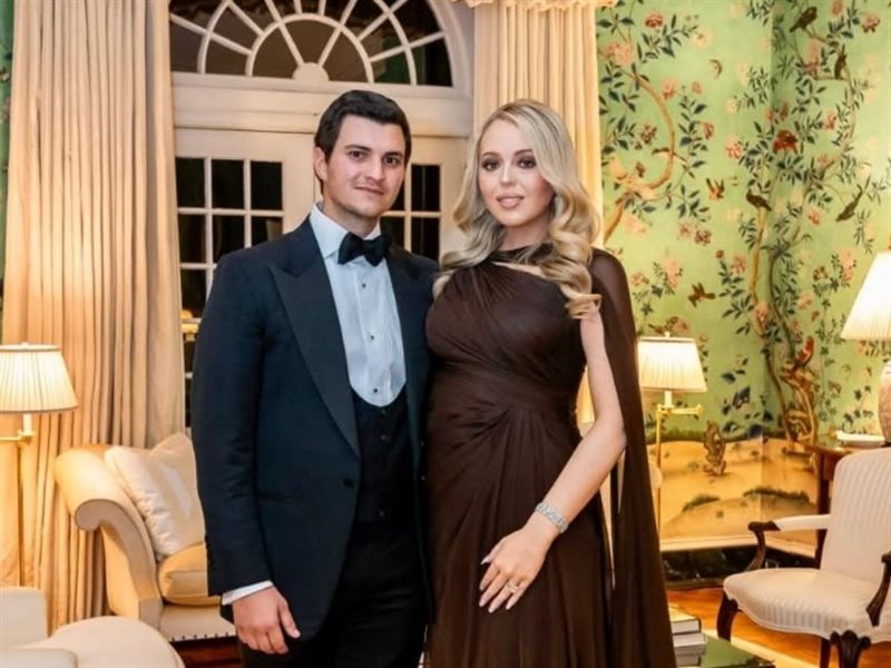 تيفاني ترامب تتألق بأناقة استثنائية بتوقيع زهير مراد في حفل تنصيب والدها رئيسا للولايات المتحدة 