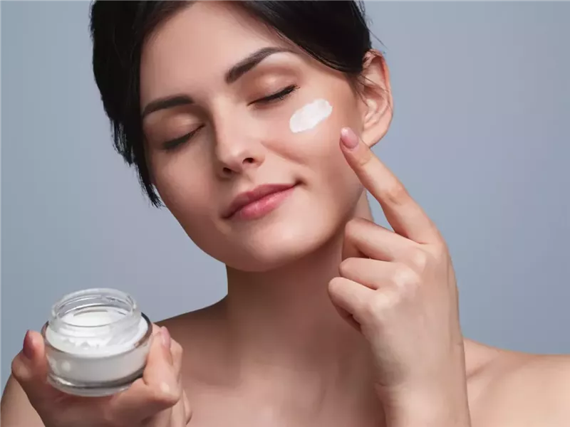 أفضل 7 مرطبات للبشرة الجافة في 2025.. عليكِ تجربتها 