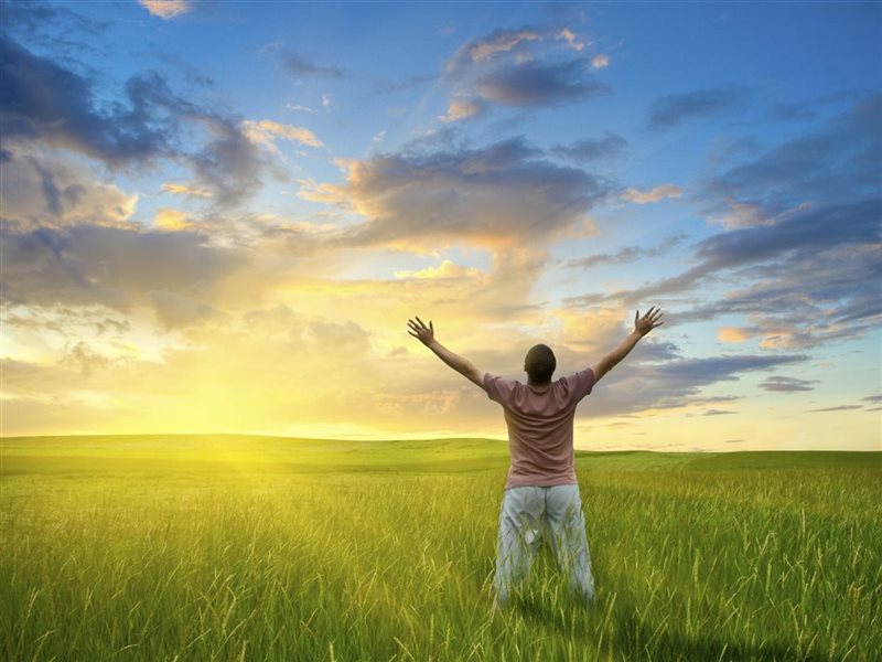 7 طرق بسيطة تعزز شعورك بالإيجابية والسعادة