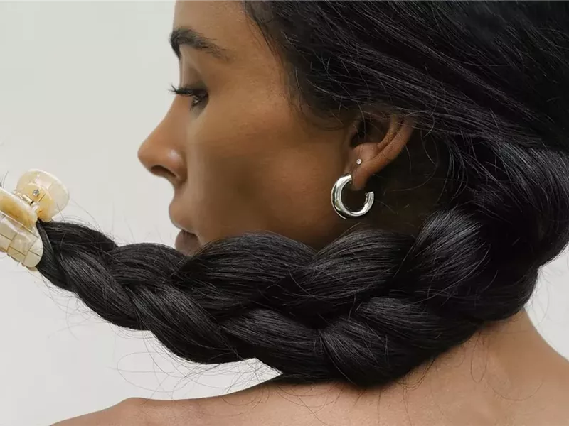 دليلك للحصول على شعر أكثر كثافة.. ضع في اعتبارك طريقة تصفيفه