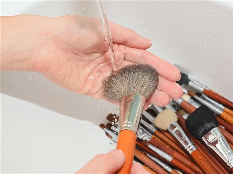 أفضل المواد التي يمكن استخدامها لتنظيف فرش المكياج