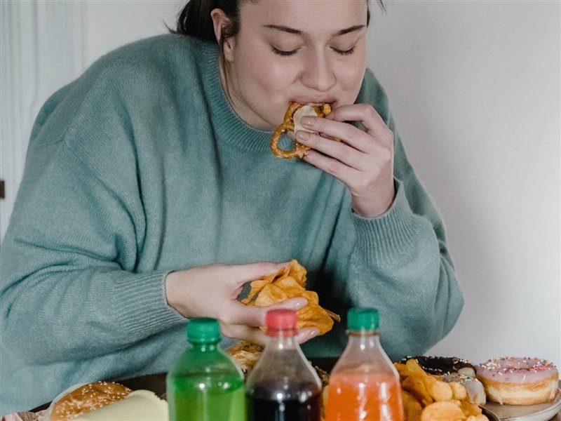 6 أسباب للرغبة الشديدة في تناول الطعام.. أبرزها التوتر والقلق 