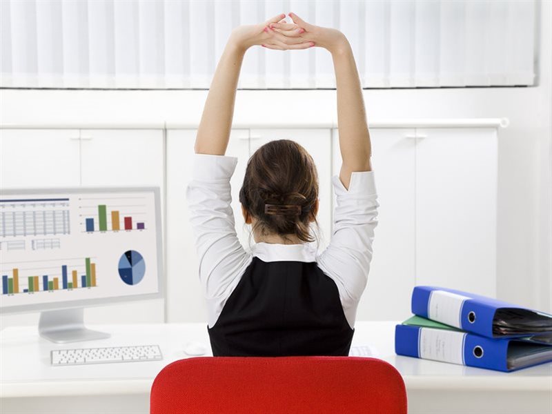 الجلوس لفترات طويلة له أضرار متعددة.. 6 حيل تساعدك على تجنبها  