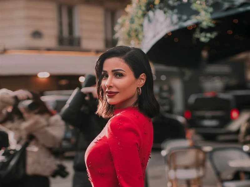 مهيرة عبد العزيز تسحر الأضواء بإطلالة حمراء في عرض أزياء ستيفان رولاند في باريس
