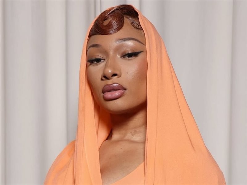 ميغان ذا ستاليون تتألق بإطلالة استثنائية في عرض جيامباتيستا فالي بأسبوع الموضة في باريس 2025 