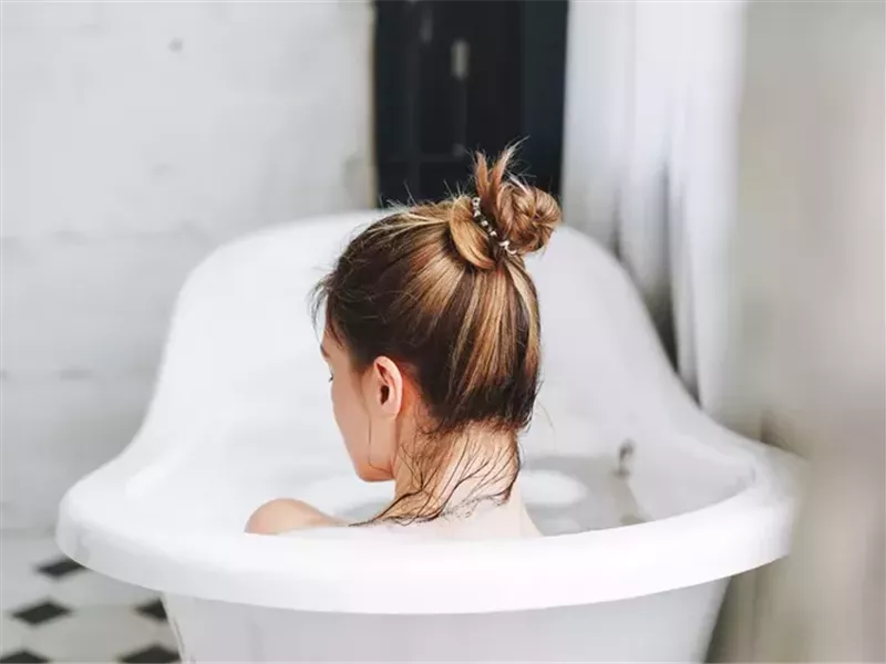 فوائد متعددة للاستحمام بالماء الساخن.. منها تخفيف آلام العضلات والمفاصل