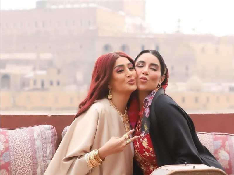 أول صورة لـ غادة عبد الرازق برفقة جوري بكر من كواليس تصوير مسلسل شباب امرأة 