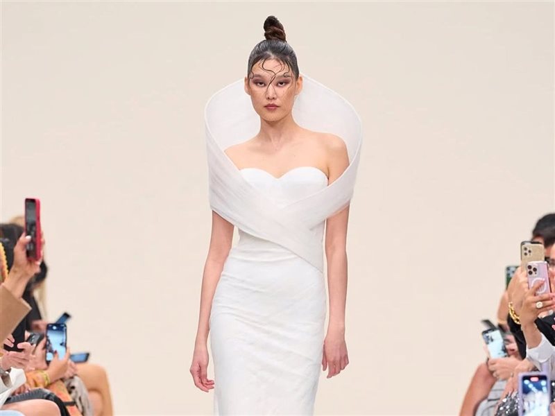 زينة زكي تخطف الأنظار بمجموعتها في أسبوع دبي للموضة في أول أيامه 