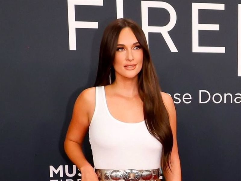 كاسي موسغرافس تخطف الأنظار في حفل توزيع جوائز الجرامي 2025 بتصميم من رالف لورين