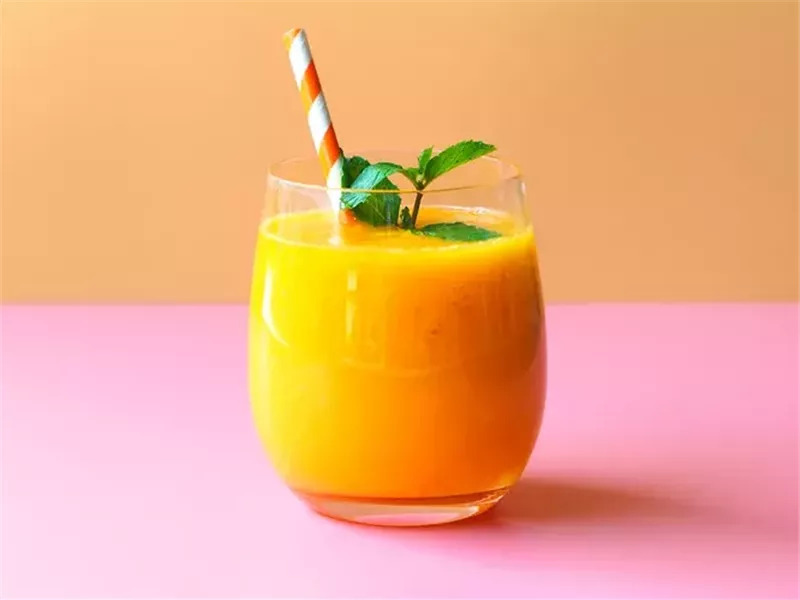 غير الماء.. 5 مشروبات مفيدة لصحة جسمك وبشرتك 