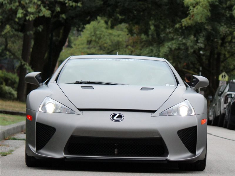 ليكزس LFA أيقونة نادرة تجمع بين الفخامة والقوة 