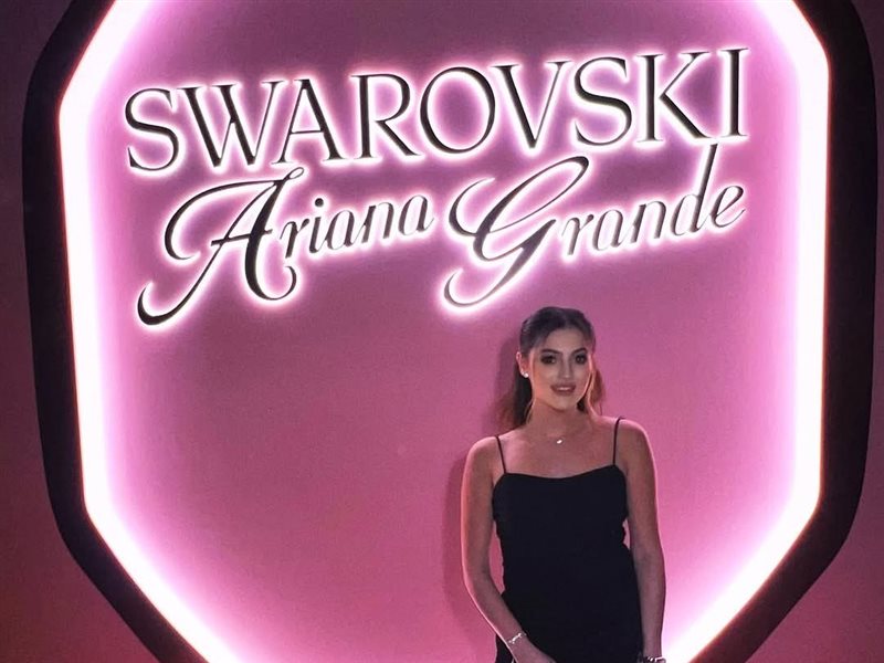 دانا الحلاني تتألق بإطلالة أنيقة في حفل إطلاق مجموعة 