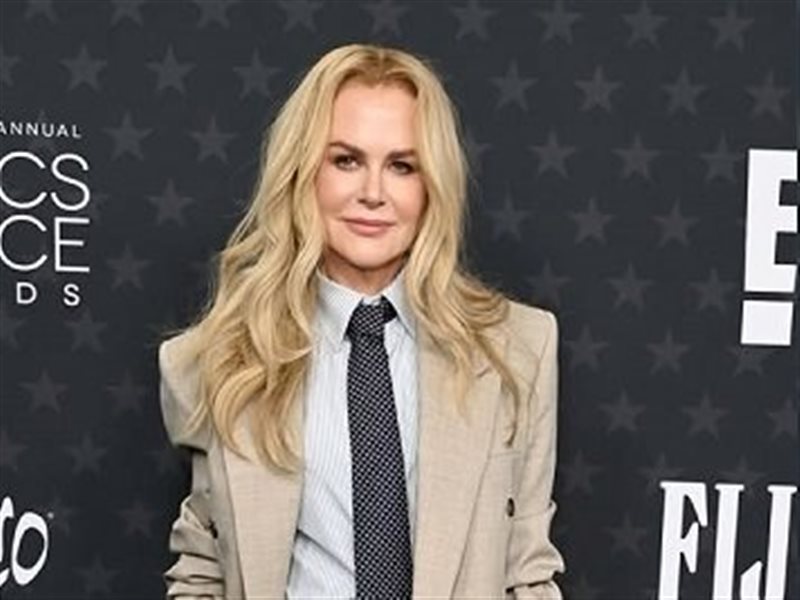 نيكول كيدمان تخطف الأنظار بإطلالة كلاسيكية من سان لوران في حفل جوائز اختيار النقاد 2025