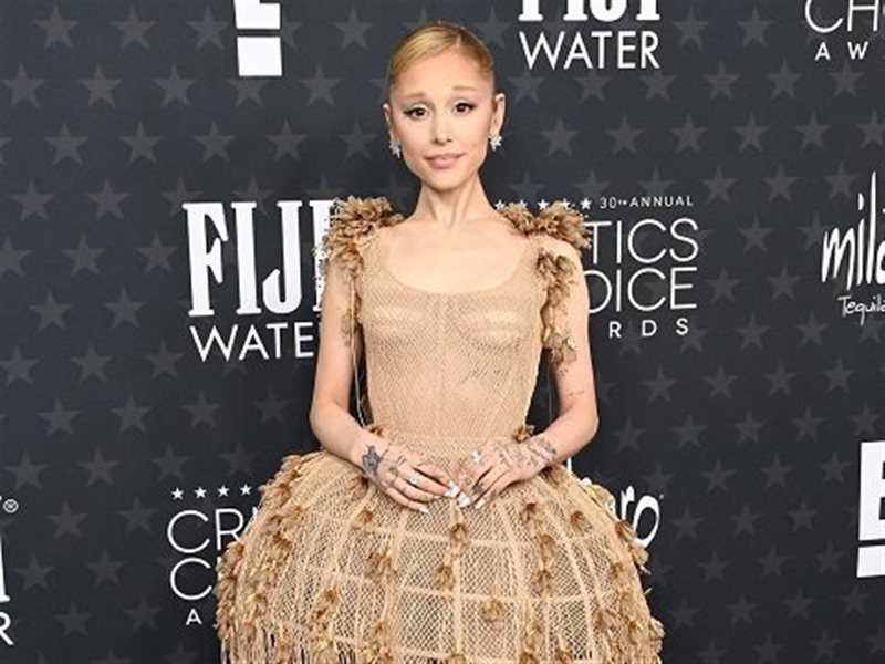 Ariana Ghandi تتألق بفستان ديور وتسرق الأضواء في حفل اختيار النقاد الثلاثين