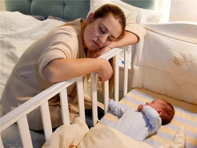 لماذا يبكي طفلك عند وضعه على السرير؟ 