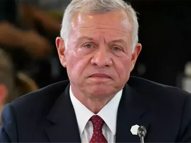 الأمير الحسين يوثق لحظة عائلية دافئة بين الملك عبدالله الثاني وحفيدته الأميرة إيمان 