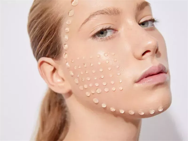 الفرق بين حقن النضارة والفيلر.. أيهم أفضل لكِ؟ 