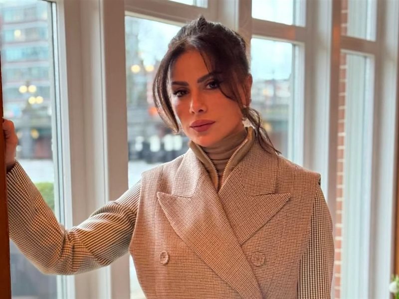 صبا مبارك تتألق في امستردام بإطلالة شتوية من Fendi 