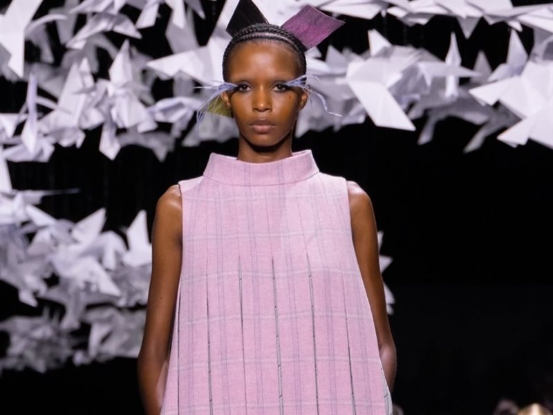 علامة توم براون تطلق مجموعتها الجديدة لخريف وشتاء 2025-2026 في عرض استثنائي بنيويورك