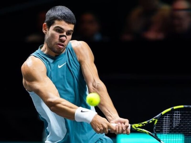 ألكاراز وتسيتسيباس يستعدان لربع نهائي مثير في دورة روتردام للتنس 