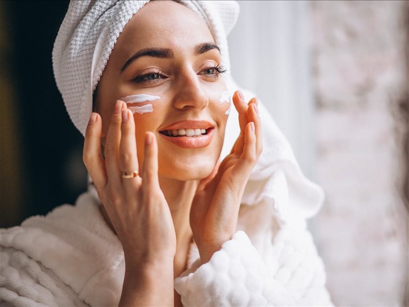 لضمان الحصول على بشرة متوجهة نهارًا.. 5 كريمات ليلية تفيدك 