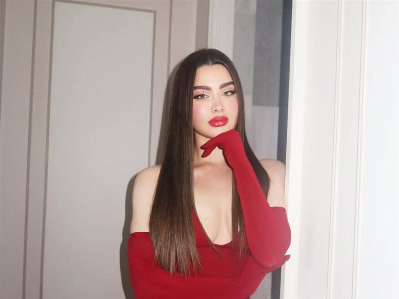 روان بن حسين تخطف الأنظار بإطلالة ساحرة باللون الأحمر في عيد الحب