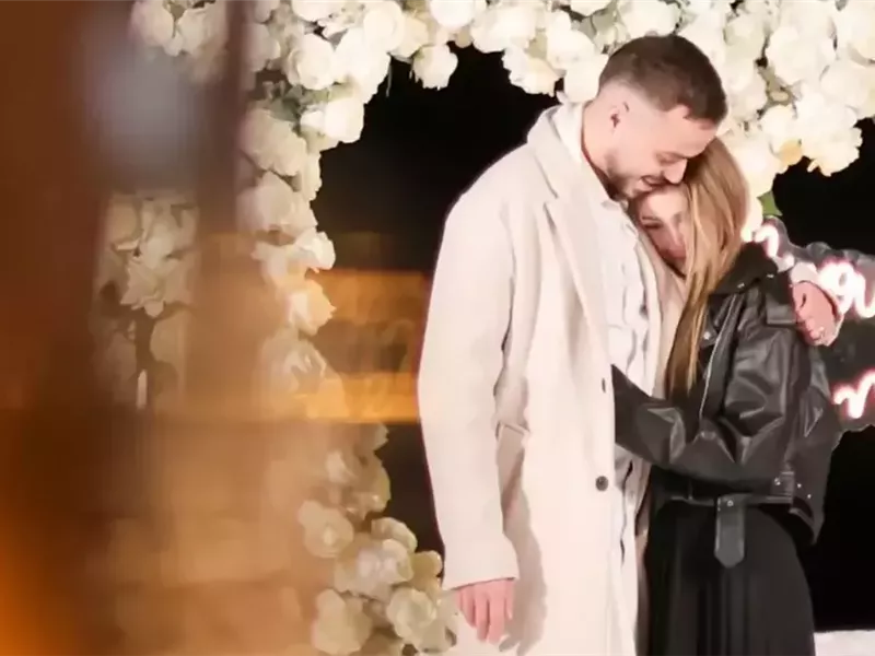 حسام السيلاوي يعلن خطوبته على حبيبته ساندرا 