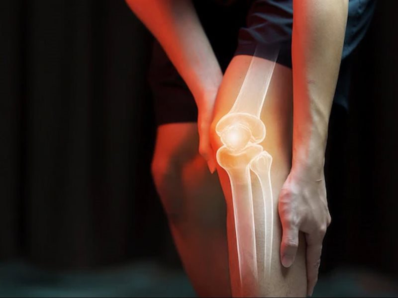 10 عادات يومية شائعة يمكن أن تدمر صحة مفاصلك 