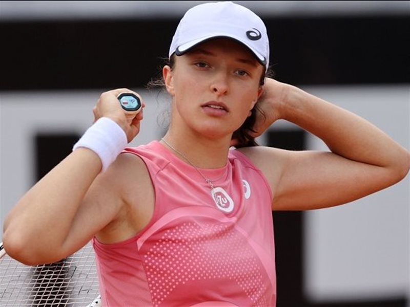 دي مينور وشفيونتيك يواصلان التألق في قطر ودبي للتنس