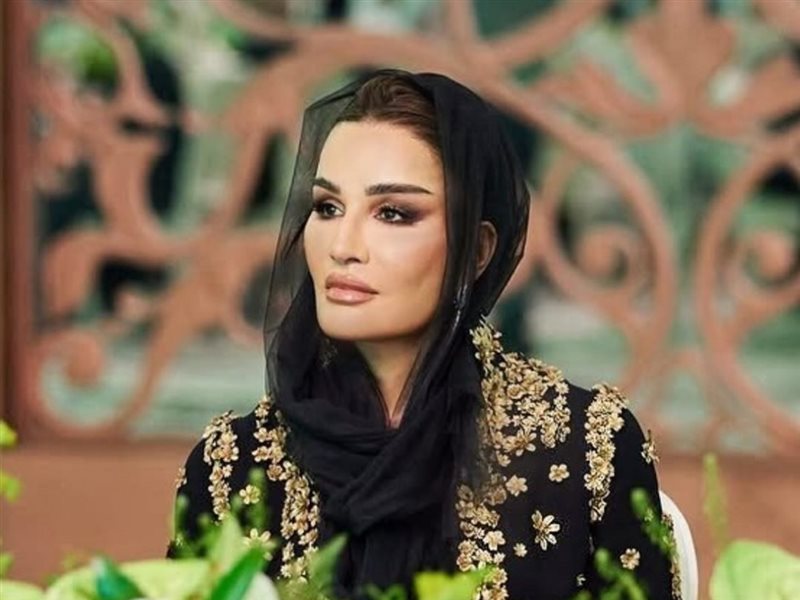 الشيخة موزا تخطف الأنظار بإطلالة أنيقة من فالنتينو