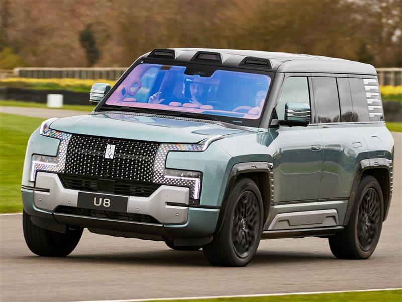 BYD Yangwang U8 الفخامة والقوة بتكنولوجيا مبتكرة