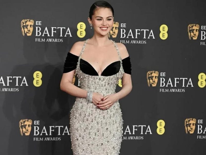 سيلينا غوميز بتوقيع Schiaparelli فى  حفل جوائز الأكاديمية البريطانية للأفلام (BAFTA)