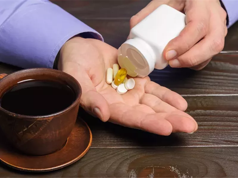 أدوية لا يجب عليك تناولها مع القهوة أبدًا 