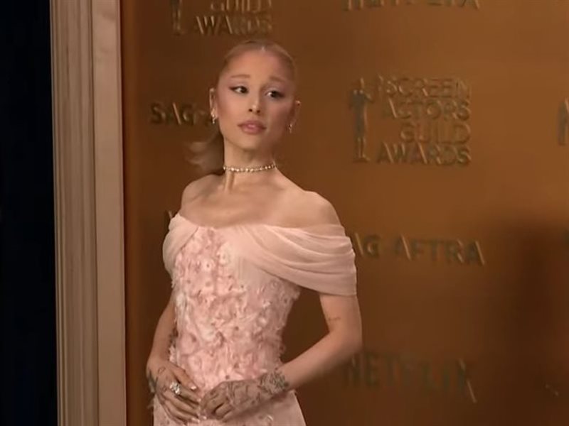 أريانا جراندي وسينثيا إيريفو ثنائي Wicked على السجادة الرمادية لحفل SAG Awards