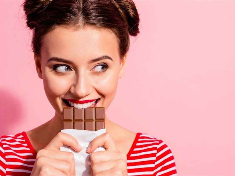 هل تشعر بالشبع ولكن ترغب في تناول الحلويات؟.. 4 أسباب وراء ذلك 