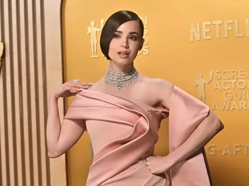 صوفيا كارسون تخطف الأنظار بإطلالة راقية من إيلي صعب في حفل SAG Awards 2025