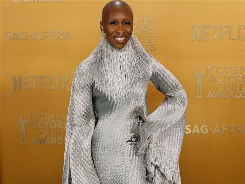 سينثيا إريفو تبهر الجميع بإطلالة أيقونية من جيفنشي على السجادة الحمراء لحفل SAG Awards 2025