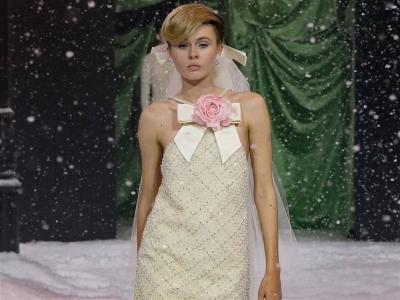 ريتشارد كوين يأسر القلوب بإطلالة مستوحاة من هوليوود الكلاسيكية في أسبوع الموضة بلندن 2025