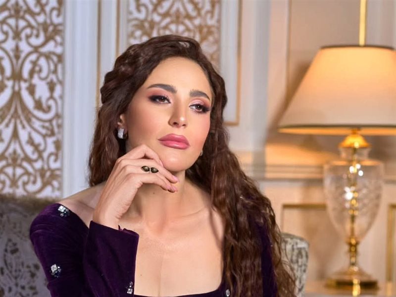 عبير نعمة تتألق بإطلالة مخملية من تصميم ساندي نور في أحدث جلسة تصوير بالكويت