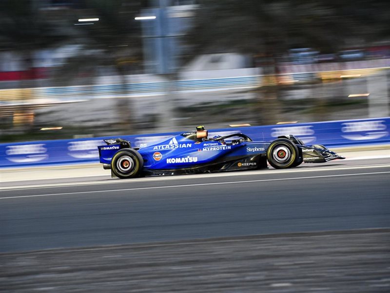 ساينز يتصدر تجارب البحرين الشتوية استعدادًا لموسم الفورمولا 1