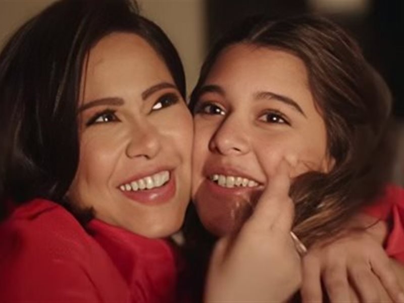 شيرين عبد الوهاب تتألق مع ابنتها في الإعلان الدعائي الجديد لإحدى شركات الاتصالات 