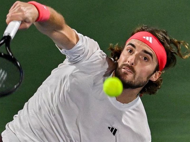 تسيتسيباس يتوج بلقب بطولة دبي ويعود إلى قائمة العشرة الأوائل عالميًا