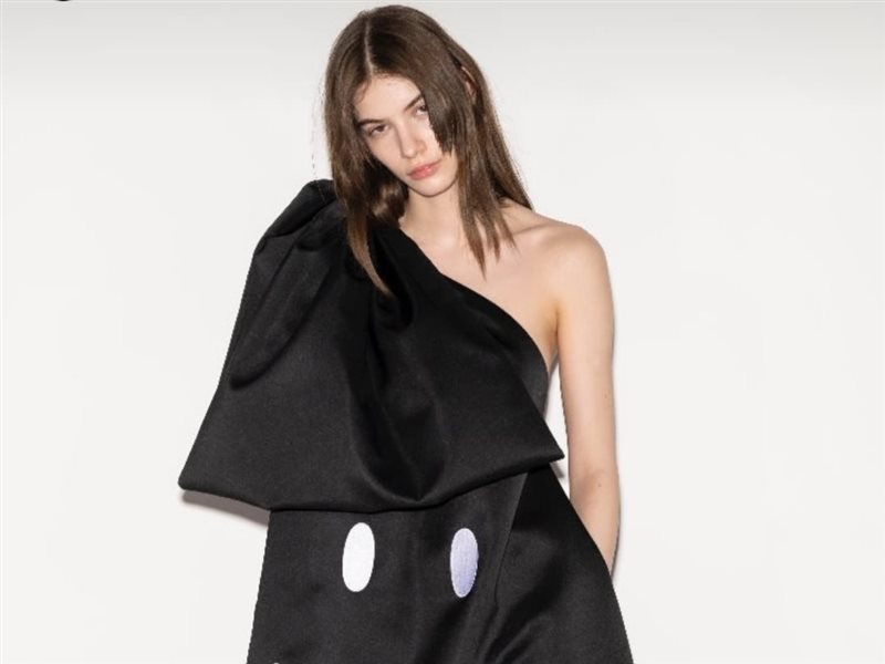 Moschino تكسر قواعد الفخامة في عرض خريف وشتاء 2025 