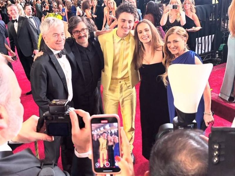 تيموثي شالاميه يصطحب أسرته على السجادة الحمراء لحفل الأوسكار 