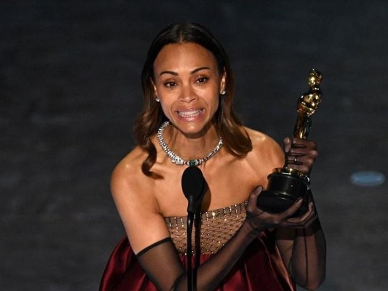  على طريقة هنا الزاهد.. زوي سالدانا تحتفي بفوزها بأول جائزة أوسكار