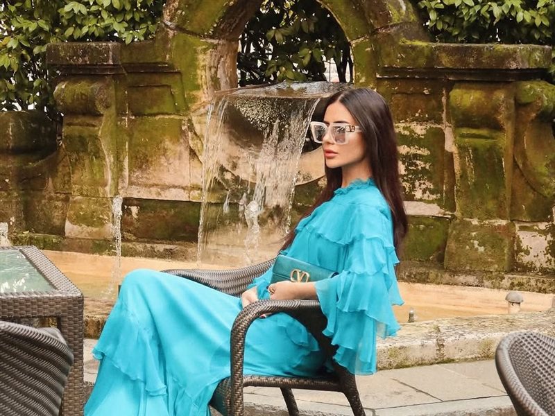 ديما الأسدي تختار إطلالة مميزة من 