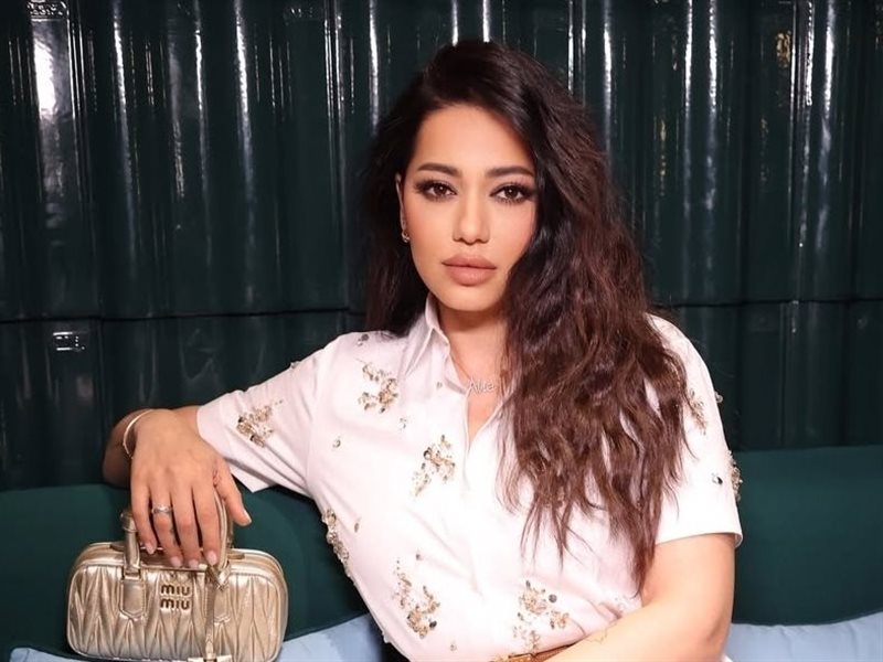 رحمة رياض تتألق بإطلالة بيضاء أنيقة خلال سحور Miu Miu