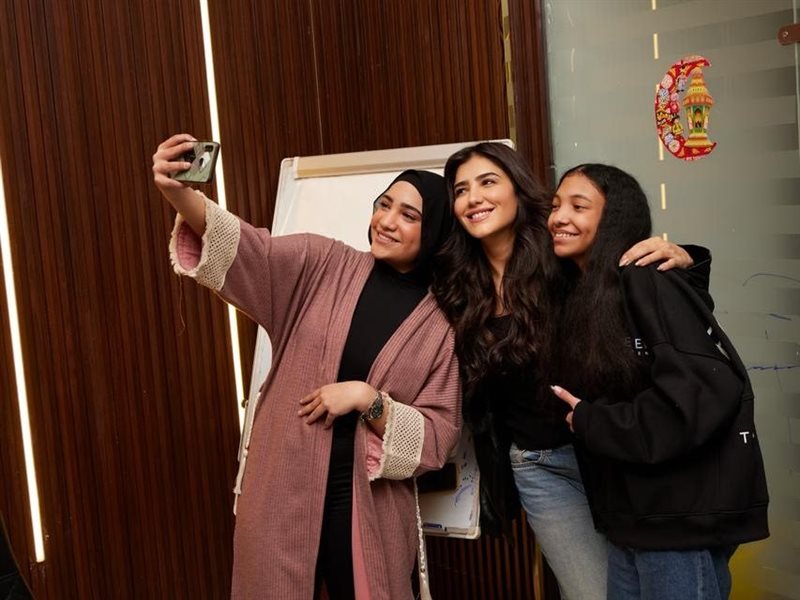 مي عمر تلتقط الصور مع الفائزين بمسابقة 